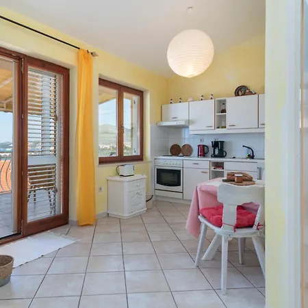 Apartmán Anja With Garden, Balcony And Sea View, 3 Min Walk To The *