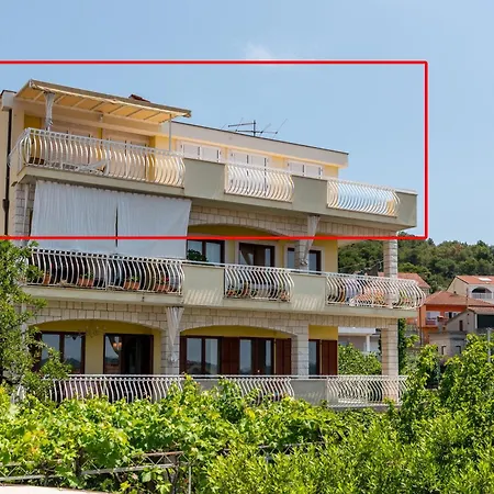 Apartmán Anja With Garden, Balcony And Sea View, 3 Min Walk To The Trogir
