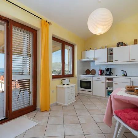 Apartmán Anja With Garden, Balcony And Sea View, 3 Min Walk To The *