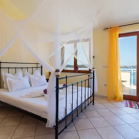 Anja With Garden, Balcony And Sea View, 3 Min Walk To The Apartmán