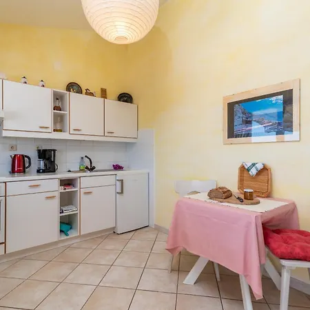 Apartmán Anja With Garden, Balcony And Sea View, 3 Min Walk To The