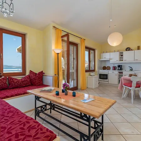 Anja With Garden, Balcony And Sea View, 3 Min Walk To The Apartmán *