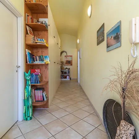 Apartmán Anja With Garden, Balcony And Sea View, 3 Min Walk To The *