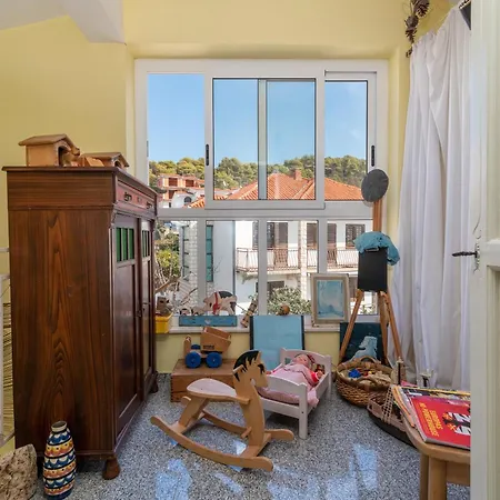 Apartmán Anja With Garden, Balcony And Sea View, 3 Min Walk To The Trogir