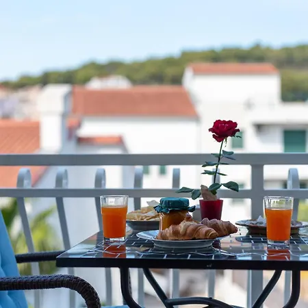 Anja With Garden, Balcony And Sea View, 3 Min Walk To The * Trogir