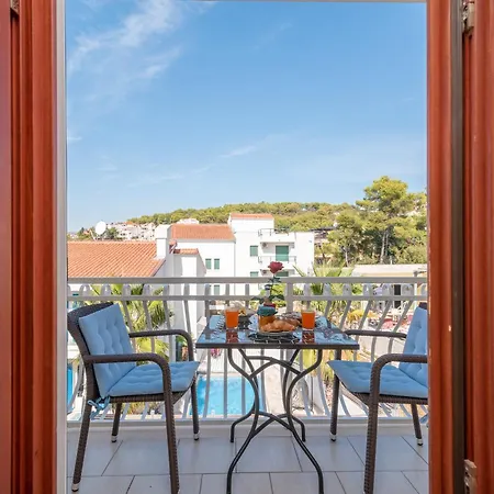 Apartmán Anja With Garden, Balcony And Sea View, 3 Min Walk To The Trogir