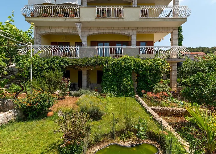 Anja With Garden, Balcony And Sea View, 3 Min Walk To The Apartment Trogir