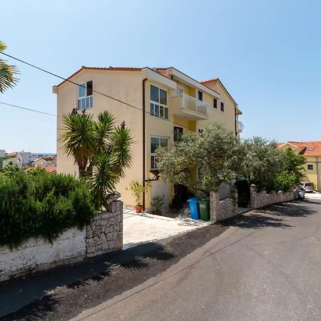 Anja With Garden, Balcony And Sea View, 3 Min Walk To The 特罗吉尔