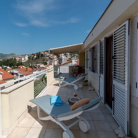 شقة Anja With Garden, Balcony And Sea View, 3 Min Walk To The تروغير