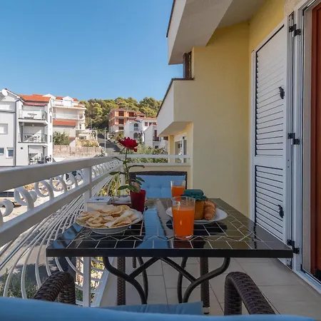 Anja With Garden, Balcony And Sea View, 3 Min Walk To The Apartment Trogir