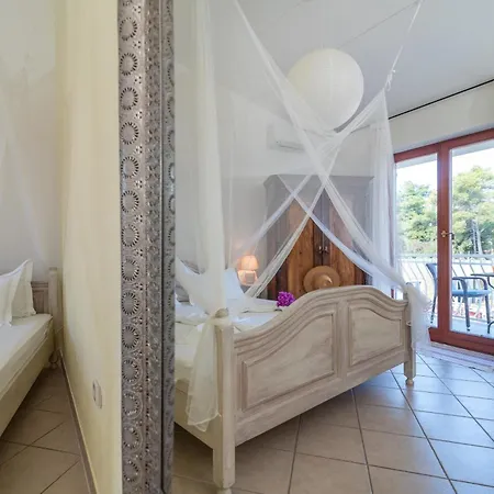 Anja With Garden, Balcony And Sea View, 3 Min Walk To The Apartment Trogir