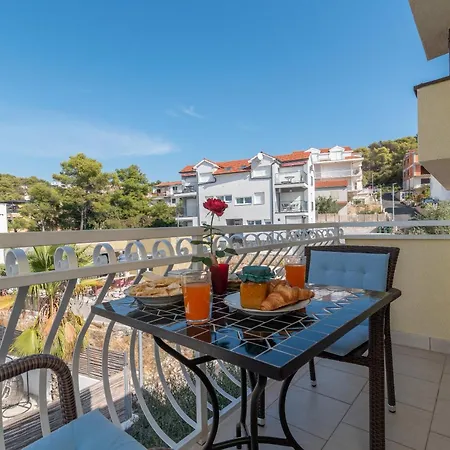 Anja With Garden, Balcony And Sea View, 3 Min Walk To The Apartamento Trogir
