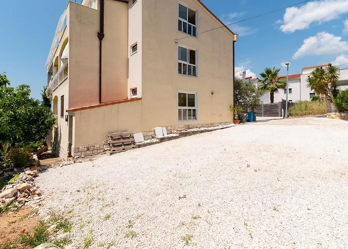 Anja With Garden, Balcony And Sea View, 3 Min Walk To The * Trogir
