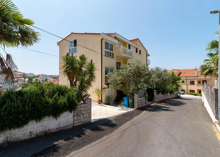 Anja With Garden, Balcony And Sea View, 3 Min Walk To The 特罗吉尔