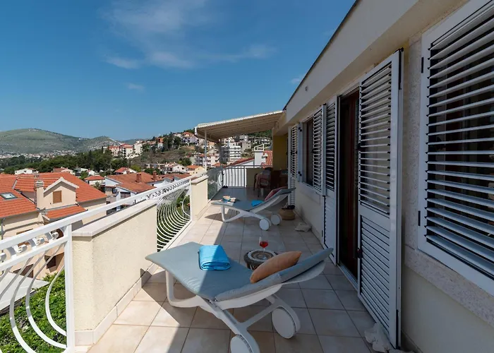 公寓 Anja With Garden, Balcony And Sea View, 3 Min Walk To The 特罗吉尔