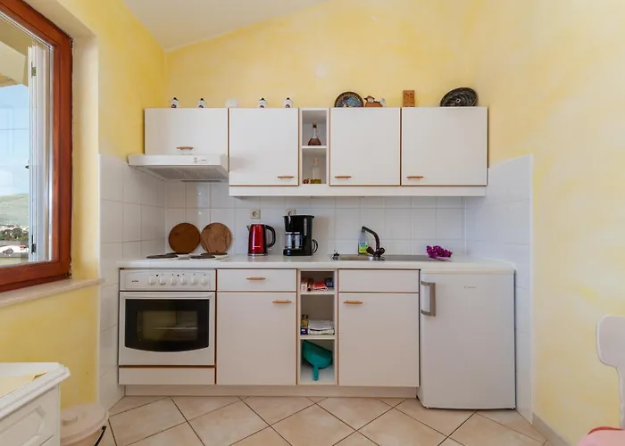 Anja With Garden, Balcony And Sea View, 3 Min Walk To The 特罗吉尔