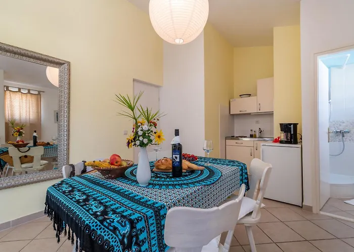 Anja With Garden, Balcony And Sea View, 3 Min Walk To The 特罗吉尔