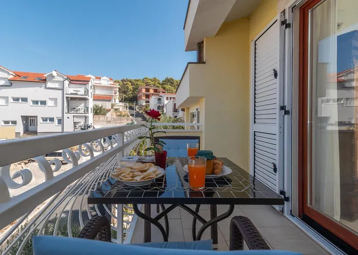 Anja With Garden, Balcony And Sea View, 3 Min Walk To The Appartement Trogir