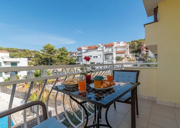 Anja With Garden, Balcony And Sea View, 3 Min Walk To The Appartement Trogir