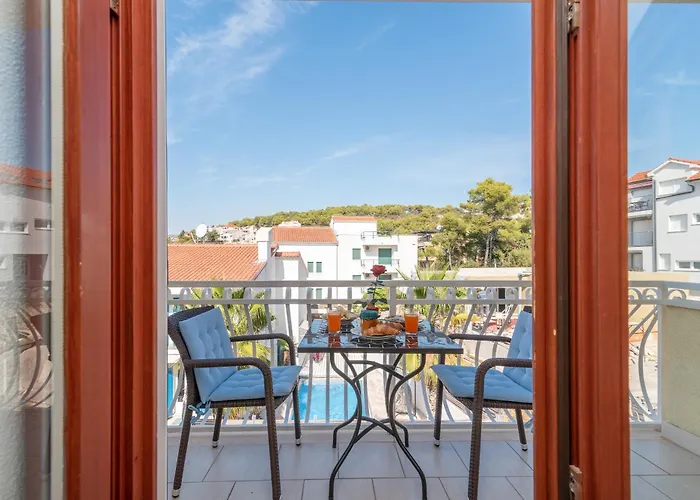 公寓 Anja With Garden, Balcony And Sea View, 3 Min Walk To The 特罗吉尔