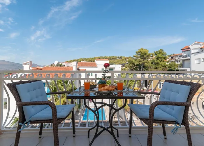 公寓 Anja With Garden, Balcony And Sea View, 3 Min Walk To The 特罗吉尔