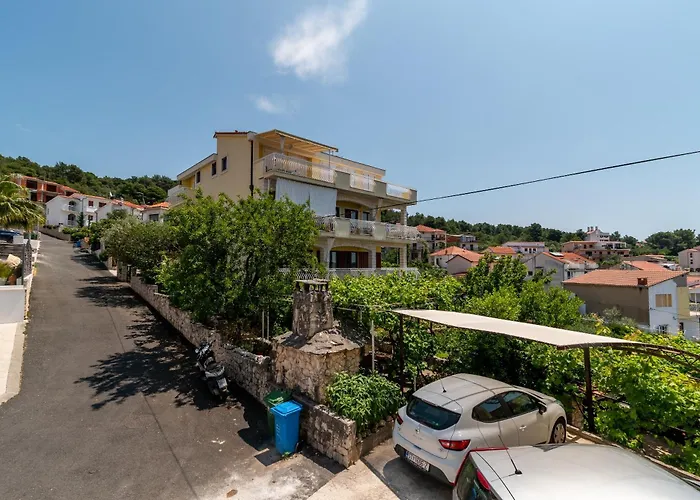 Anja With Garden, Balcony And Sea View, 3 Min Walk To The Trogir