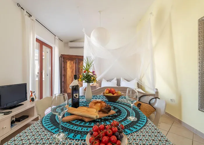 Anja With Garden, Balcony And Sea View, 3 Min Walk To The 特罗吉尔