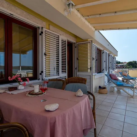 Anja With Garden, Balcony And Sea View, 3 Min Walk To The Apartament Trogir