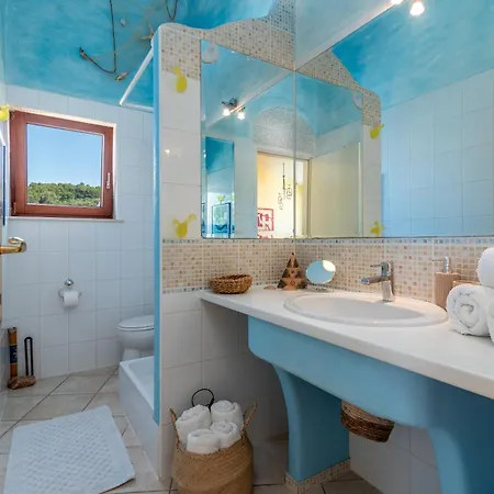 Anja With Garden, Balcony And Sea View, 3 Min Walk To The